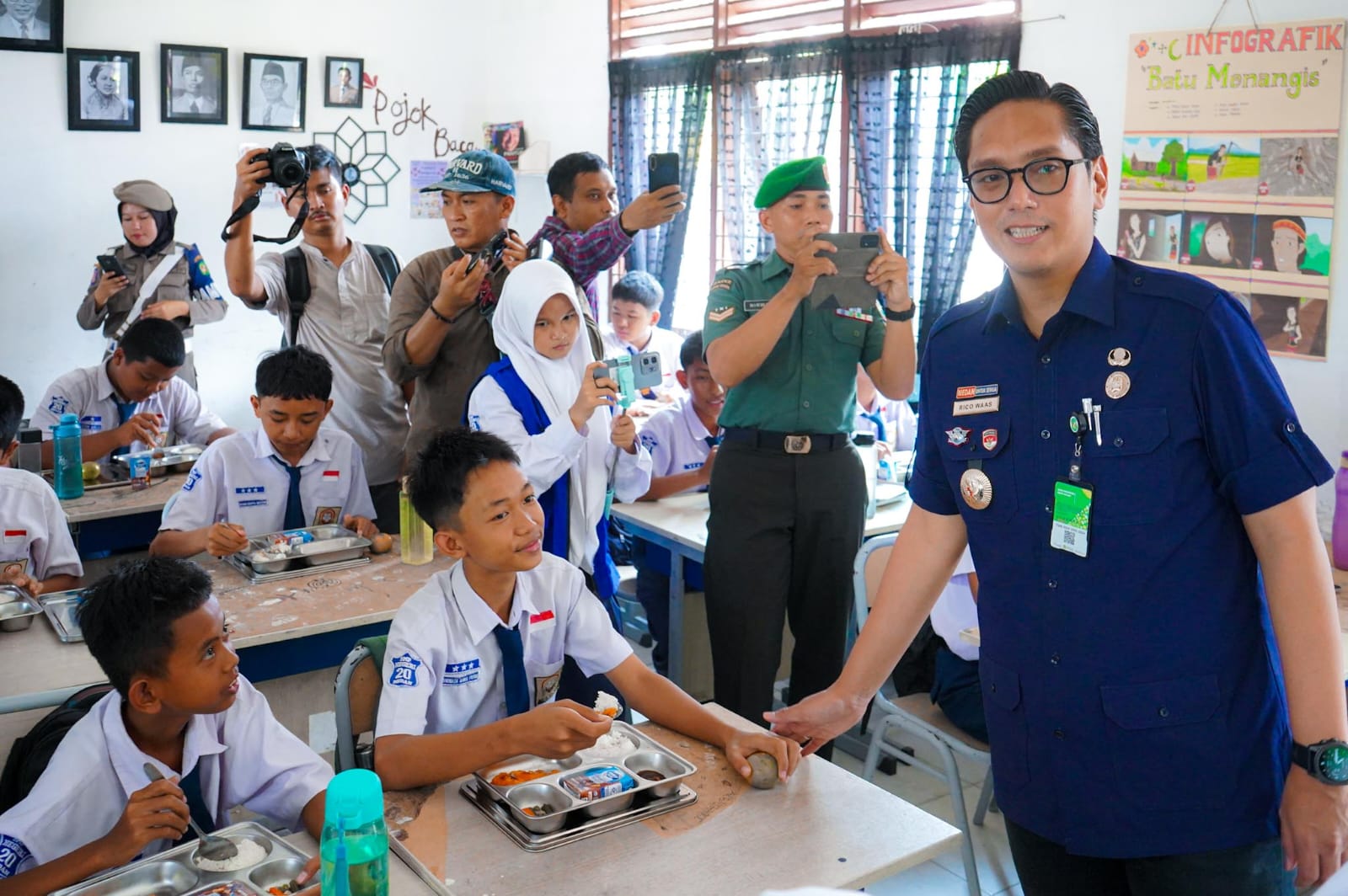 Tinjau MBG di SMPN 20