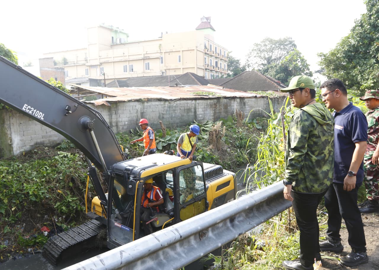 Walikota Medan Rico Waas saat tinjau normalisasi sungai di Jalan Sei Bohorok Medan