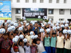 Gubernur dan Ketua PSSI berbagi Bole ke anaksekolah - 5.jpg