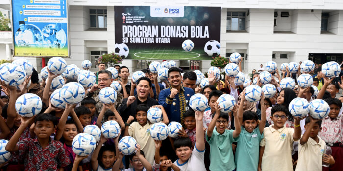 Gubernur dan Ketua PSSI berbagi Bole ke anaksekolah - 5.jpg